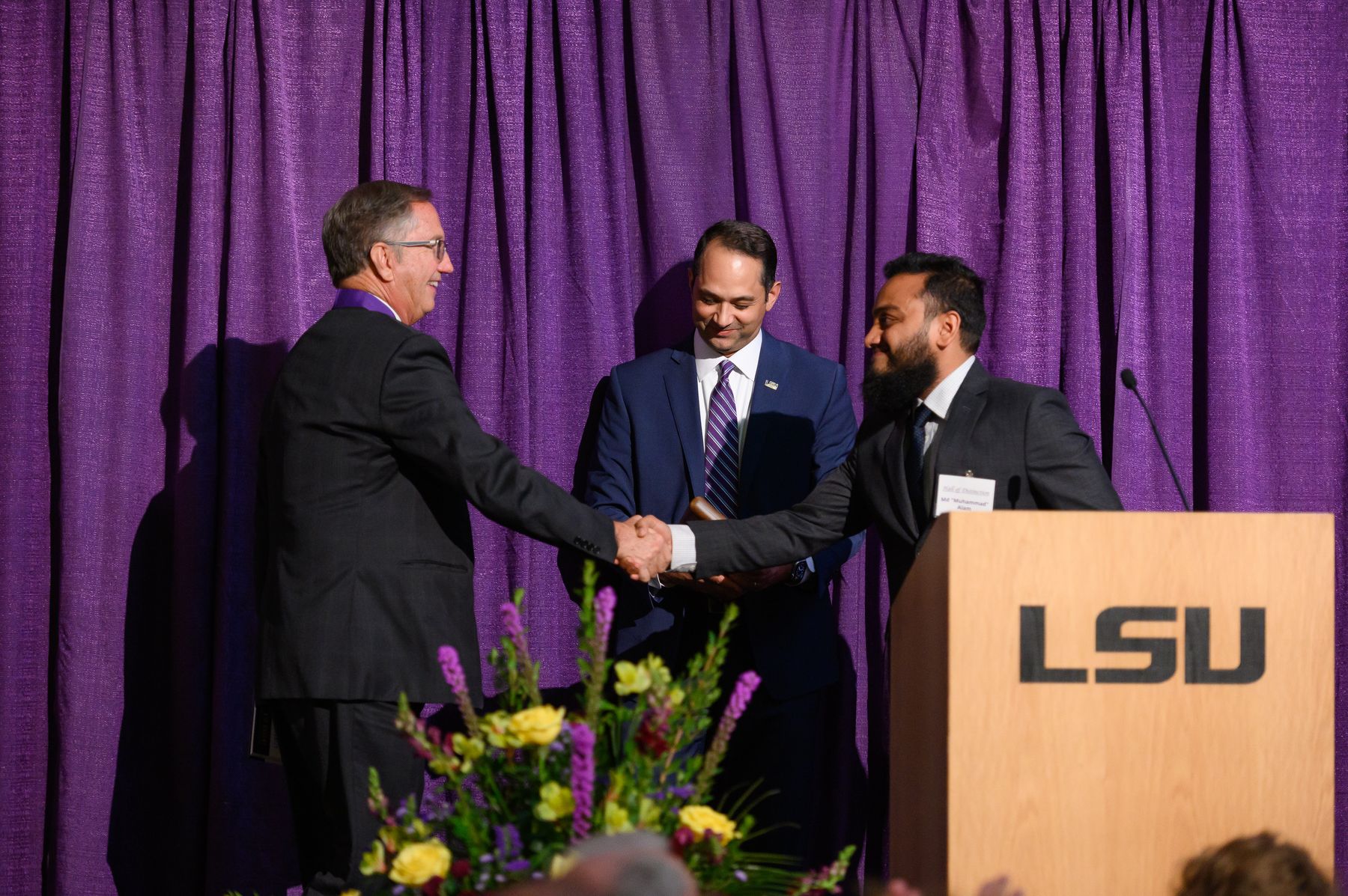 Muhammad presenting the Hall of Distinction award to Kip Knight