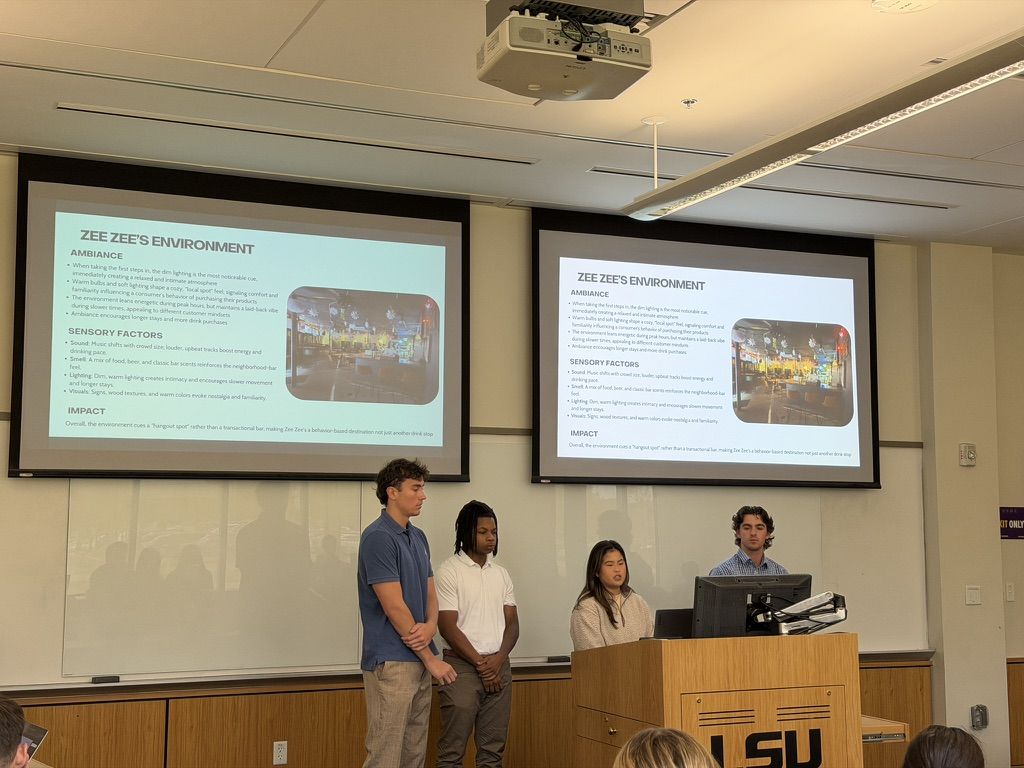 Students presenting an applied retail environment analysis